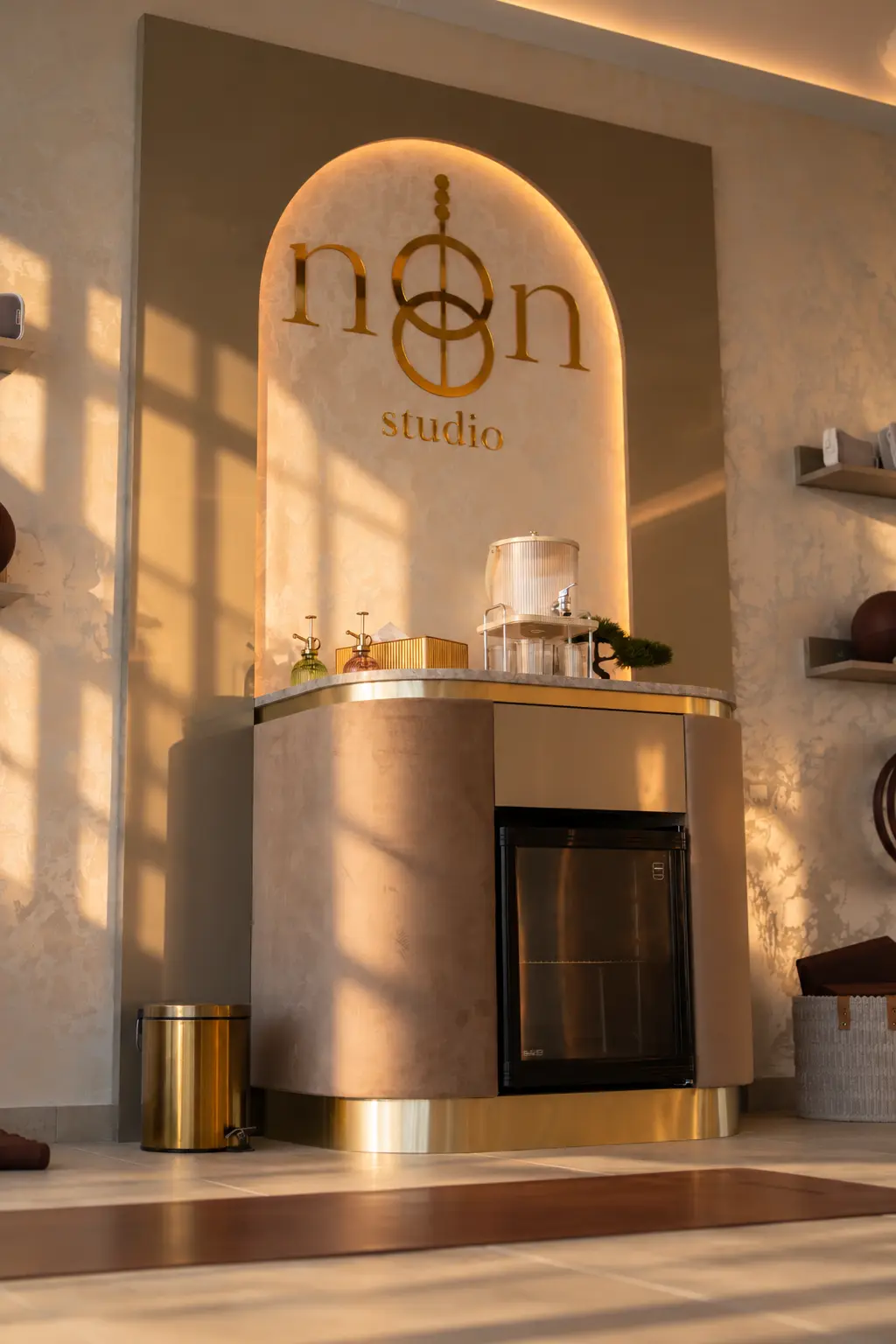 Bar s občerstvením a logom NOON STUDIO
