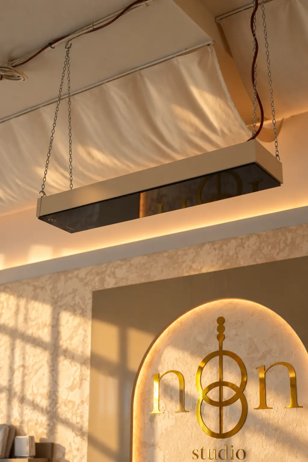 Infrapanel nad logom NOON STUDIO