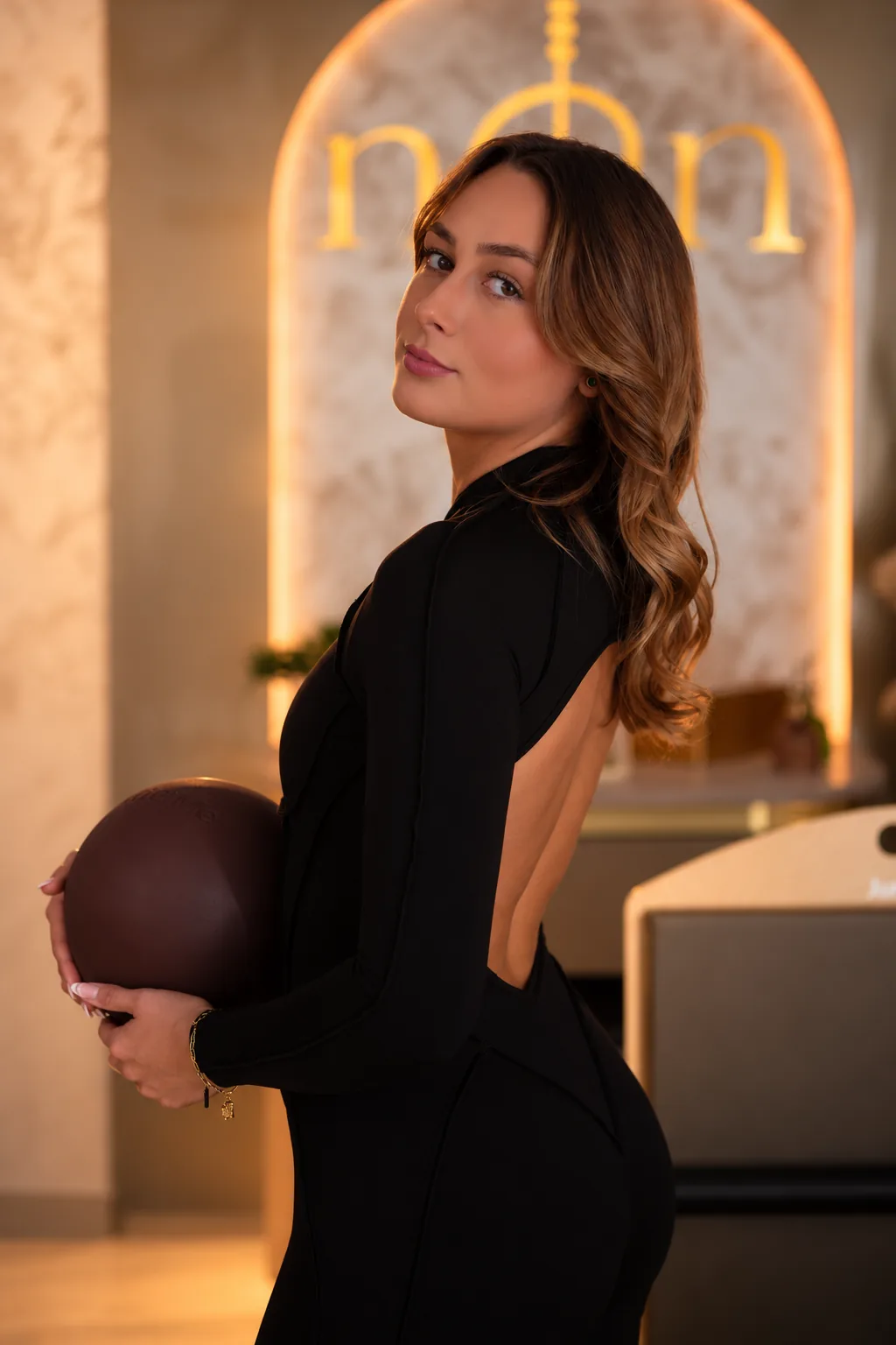Rebeka, inštruktorka NOON STUDIO, v priestore štúdia
